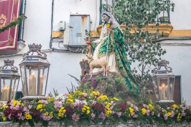 Carmona, İspanya - 18 Haziran 2022 Carmona Corpus Christi, sokaklardaki dini tören alayı, San Blas Virgen kilisesinden Santa Maria kilisesine transfer, insanlar yolda dua ediyorlar.