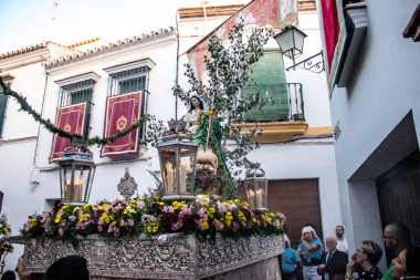 Carmona, İspanya - 18 Haziran 2022 Carmona Corpus Christi, sokaklardaki dini tören alayı, San Blas Virgen kilisesinden Santa Maria kilisesine transfer, insanlar yolda dua ediyorlar.