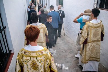 Carmona, İspanya - 18 Haziran 2022 Carmona Corpus Christi, sokaklardaki dini tören alayı, San Blas Virgen kilisesinden Santa Maria kilisesine transfer, insanlar yolda dua ediyorlar.