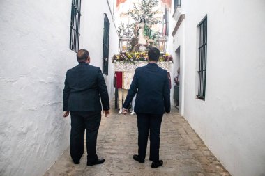 Carmona, İspanya - 18 Haziran 2022 Carmona Corpus Christi, sokaklardaki dini tören alayı, San Blas Virgen kilisesinden Santa Maria kilisesine transfer, insanlar yolda dua ediyorlar.