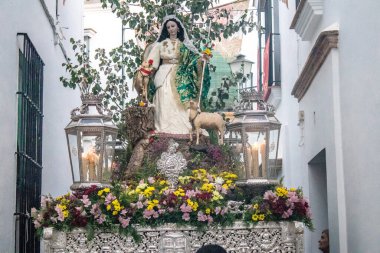 Carmona, İspanya - 18 Haziran 2022 Carmona Corpus Christi, sokaklardaki dini tören alayı, San Blas Virgen kilisesinden Santa Maria kilisesine transfer, insanlar yolda dua ediyorlar.