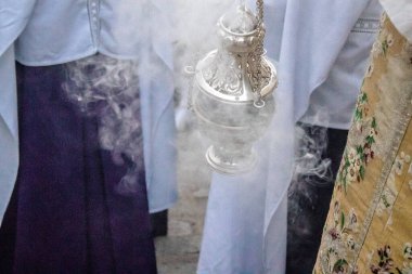 Carmona, İspanya - 18 Haziran 2022 Carmona Corpus Christi, sokaklardaki dini tören alayı, San Blas Virgen kilisesinden Santa Maria kilisesine transfer, insanlar yolda dua ediyorlar.