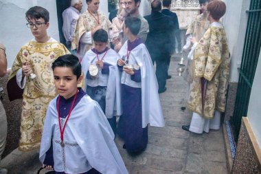 Carmona, İspanya - 18 Haziran 2022 Carmona Corpus Christi, sokaklardaki dini tören alayı, San Blas Virgen kilisesinden Santa Maria kilisesine transfer, insanlar yolda dua ediyorlar.