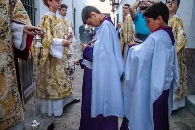 Carmona, İspanya - 18 Haziran 2022 Carmona Corpus Christi, sokaklardaki dini tören alayı, San Blas Virgen kilisesinden Santa Maria kilisesine transfer, insanlar yolda dua ediyorlar.