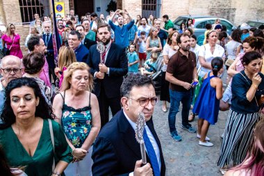 Carmona, İspanya - 18 Haziran 2022 Carmona Corpus Christi, sokaklardaki dini tören alayı, San Blas Virgen kilisesinden Santa Maria kilisesine transfer, insanlar yolda dua ediyorlar.