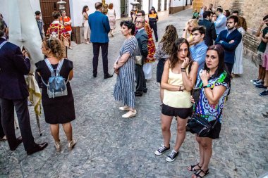 Carmona, İspanya - 18 Haziran 2022 Carmona Corpus Christi, sokaklardaki dini tören alayı, San Blas Virgen kilisesinden Santa Maria kilisesine transfer, insanlar yolda dua ediyorlar.