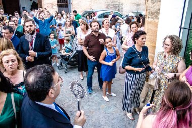 Carmona, İspanya - 18 Haziran 2022 Carmona Corpus Christi, sokaklardaki dini tören alayı, San Blas Virgen kilisesinden Santa Maria kilisesine transfer, insanlar yolda dua ediyorlar.