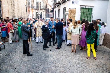 Carmona, İspanya - 18 Haziran 2022 Carmona Corpus Christi, sokaklardaki dini tören alayı, San Blas Virgen kilisesinden Santa Maria kilisesine transfer, insanlar yolda dua ediyorlar.