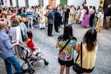 Carmona, İspanya - 18 Haziran 2022 Carmona Corpus Christi, sokaklardaki dini tören alayı, San Blas Virgen kilisesinden Santa Maria kilisesine transfer, insanlar yolda dua ediyorlar.