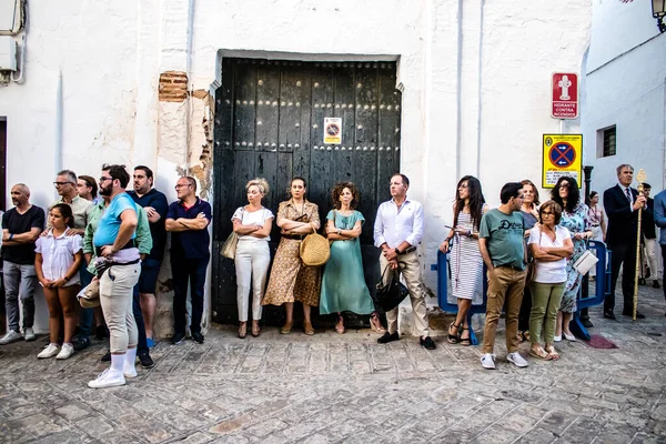 Carmona, İspanya - 18 Haziran 2022 Carmona Corpus Christi, sokaklardaki dini tören alayı, San Blas Virgen kilisesinden Santa Maria kilisesine transfer, insanlar yolda dua ediyorlar.