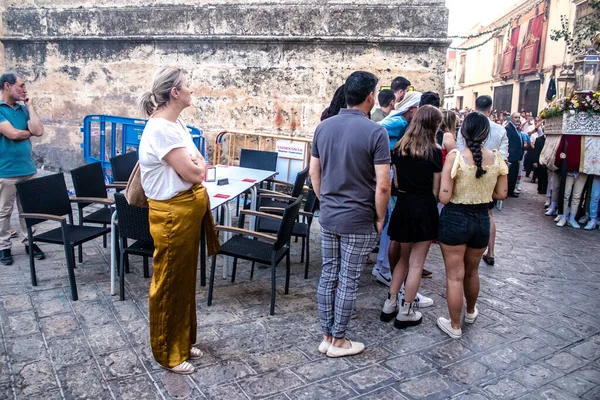 Carmona, İspanya - 18 Haziran 2022 Carmona Corpus Christi, sokaklardaki dini tören alayı, San Blas Virgen kilisesinden Santa Maria kilisesine transfer, insanlar yolda dua ediyorlar.