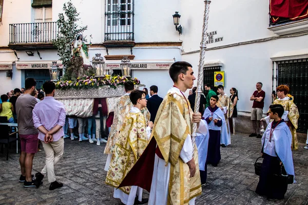 Carmona, İspanya - 18 Haziran 2022 Carmona Corpus Christi, sokaklardaki dini tören alayı, San Blas Virgen kilisesinden Santa Maria kilisesine transfer, insanlar yolda dua ediyorlar.