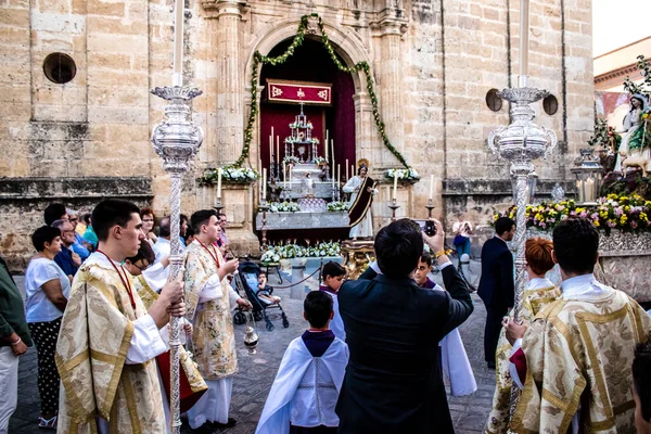 Carmona, İspanya - 18 Haziran 2022 Carmona Corpus Christi, sokaklardaki dini tören alayı, San Blas Virgen kilisesinden Santa Maria kilisesine transfer, insanlar yolda dua ediyorlar.