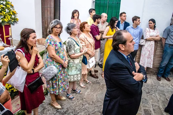 Carmona, İspanya - 18 Haziran 2022 Carmona Corpus Christi, sokaklardaki dini tören alayı, San Blas Virgen kilisesinden Santa Maria kilisesine transfer, insanlar yolda dua ediyorlar.