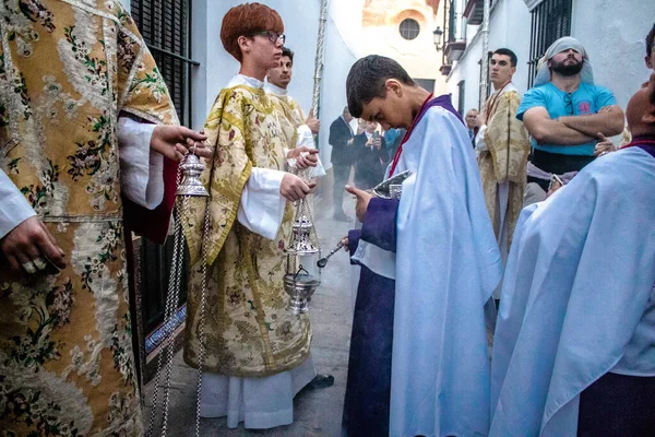 Carmona, İspanya - 18 Haziran 2022 Carmona Corpus Christi, sokaklardaki dini tören alayı, San Blas Virgen kilisesinden Santa Maria kilisesine transfer, insanlar yolda dua ediyorlar.