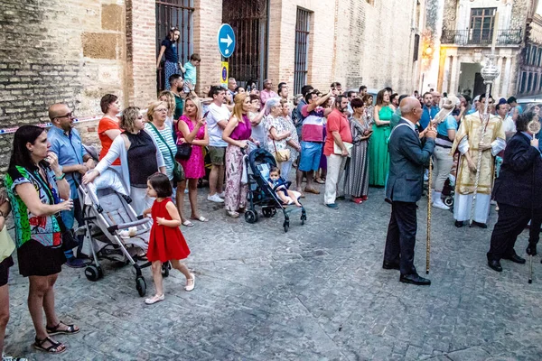 Carmona, İspanya - 18 Haziran 2022 Carmona Corpus Christi, sokaklardaki dini tören alayı, San Blas Virgen kilisesinden Santa Maria kilisesine transfer, insanlar yolda dua ediyorlar.