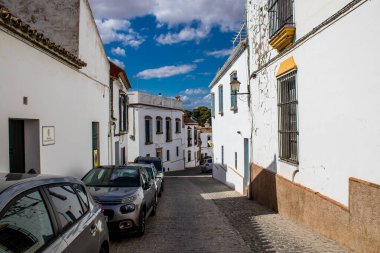 Carmona, İspanya - 23 Haziran 2022 Carmona şehri Avrupa 'nın Parlak Yıldızı olarak adlandırılan şehir, tipik bir dar ve dolambaçlı Arap yerleşimini gösteriyor.