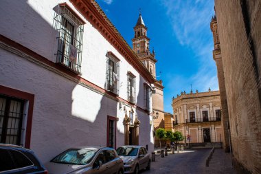 Carmona, İspanya - 23 Haziran 2022 Carmona şehri Avrupa 'nın Parlak Yıldızı olarak adlandırılan şehir, tipik bir dar ve dolambaçlı Arap yerleşimini gösteriyor.