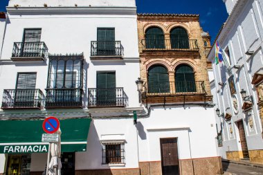 Carmona, İspanya - 23 Haziran 2022 Carmona şehri Avrupa 'nın Parlak Yıldızı olarak adlandırılan şehir, tipik bir dar ve dolambaçlı Arap yerleşimini gösteriyor.