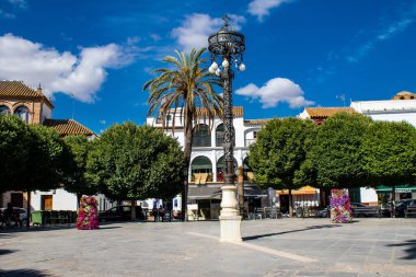 Carmona, İspanya - 23 Haziran 2022 Carmona şehri Avrupa 'nın Parlak Yıldızı olarak adlandırılan şehir, tipik bir dar ve dolambaçlı Arap yerleşimini gösteriyor.