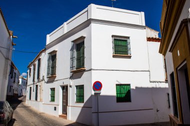Carmona, İspanya - 23 Haziran 2022 Carmona şehri Avrupa 'nın Parlak Yıldızı olarak adlandırılan şehir, tipik bir dar ve dolambaçlı Arap yerleşimini gösteriyor.