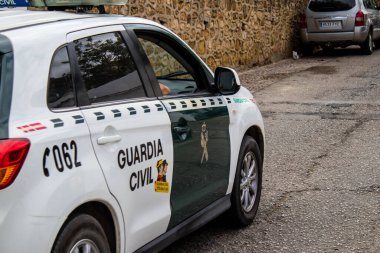 Carmona, İspanya - 23 Haziran 2022 Coronavirus salgını sırasında İspanya 'da devriye gezen sivil polis arabası