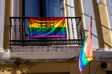 Seville, İspanya - 25 Haziran 2022 LBGT bayrağı, İspanya 'nın güneyinde, sembolik bir şehir ve Endülüs Bölgesi' nin başkenti olan Sevilla sokaklarındaki bir binanın ön cephesinde
