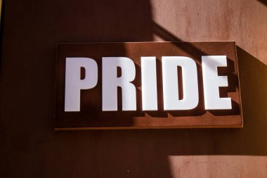 Seville, İspanya - 25 Haziran 2022 LBGT bayrağı, İspanya 'nın güneyinde, sembolik bir şehir ve Endülüs Bölgesi' nin başkenti olan Sevilla sokaklarındaki bir binanın ön cephesinde