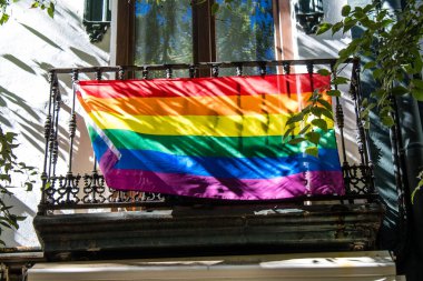 Seville, İspanya - 25 Haziran 2022 LBGT bayrağı, İspanya 'nın güneyinde, sembolik bir şehir ve Endülüs Bölgesi' nin başkenti olan Sevilla sokaklarındaki bir binanın ön cephesinde