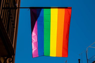 Seville, İspanya - 25 Haziran 2022 LBGT bayrağı, İspanya 'nın güneyinde, sembolik bir şehir ve Endülüs Bölgesi' nin başkenti olan Sevilla sokaklarındaki bir binanın ön cephesinde