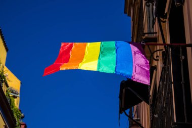 Seville, İspanya - 25 Haziran 2022 LBGT bayrağı, İspanya 'nın güneyinde, sembolik bir şehir ve Endülüs Bölgesi' nin başkenti olan Sevilla sokaklarındaki bir binanın ön cephesinde