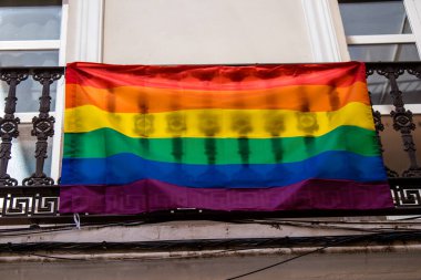 Seville, İspanya - 25 Haziran 2022 LBGT bayrağı, İspanya 'nın güneyinde, sembolik bir şehir ve Endülüs Bölgesi' nin başkenti olan Sevilla sokaklarındaki bir binanın ön cephesinde