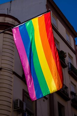Seville, İspanya - 25 Haziran 2022 LBGT bayrağı, İspanya 'nın güneyinde, sembolik bir şehir ve Endülüs Bölgesi' nin başkenti olan Sevilla sokaklarındaki bir binanın ön cephesinde