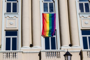 Seville, İspanya - 25 Haziran 2022 LBGT bayrağı, İspanya 'nın güneyinde, sembolik bir şehir ve Endülüs Bölgesi' nin başkenti olan Sevilla sokaklarındaki bir binanın ön cephesinde