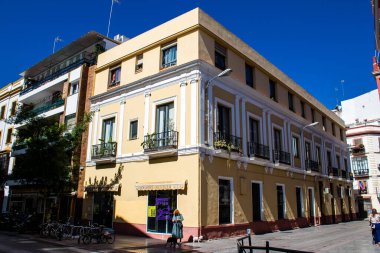 Seville, İspanya - 25 Haziran 2022 Sevilla şehri ve İspanya 'nın güneyindeki Endülüs Bölgesi' nin başkenti Sevilla 'nın mimarisi.