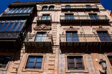 Seville, İspanya - 25 Haziran 2022 Sevilla şehri ve İspanya 'nın güneyindeki Endülüs Bölgesi' nin başkenti Sevilla 'nın mimarisi.