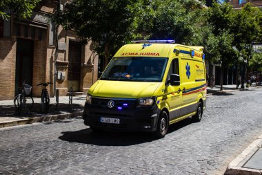 Seville, İspanya - 25 Haziran 2022 Ambulans İspanya 'yı vuran koronavirüs salgını sırasında Sevilla sokaklarında yuvarlandı