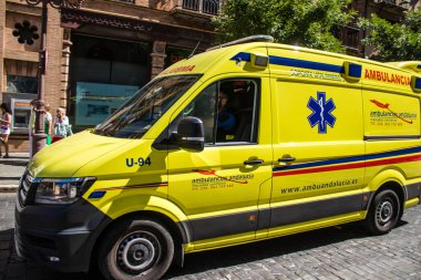 Seville, İspanya - 25 Haziran 2022 Ambulans İspanya 'yı vuran koronavirüs salgını sırasında Sevilla sokaklarında yuvarlandı