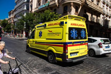 Seville, İspanya - 25 Haziran 2022 Ambulans İspanya 'yı vuran koronavirüs salgını sırasında Sevilla sokaklarında yuvarlandı