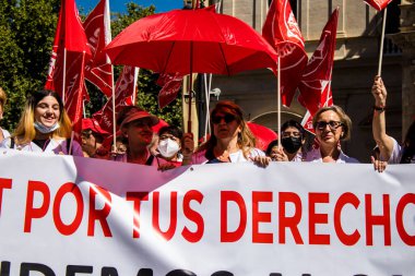 Sevilla İspanya 25 Haziran 2022 Personel ve personel İspanya 'da meydana gelen koronavirüs salgını sırasında Seville şehir merkezinde gerçekleştirilen gösteride kişisel yardımda bulunuyorlar.