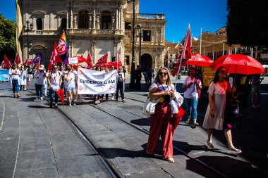 Sevilla İspanya 25 Haziran 2022 Personel ve personel İspanya 'da meydana gelen koronavirüs salgını sırasında Seville şehir merkezinde gerçekleştirilen gösteride kişisel yardımda bulunuyorlar.