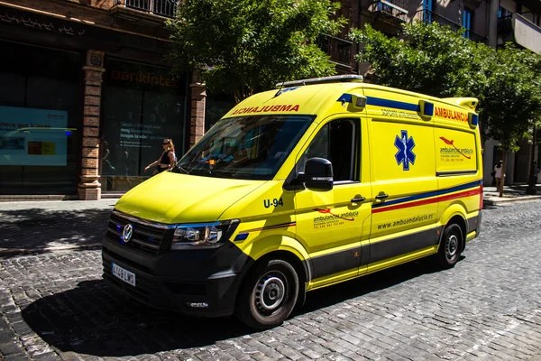 Σεβίλλη Ισπανία Ιουνίου 2022 Ασθενοφόρο Στους Δρόμους Της Σεβίλλης Κατά — Φωτογραφία Αρχείου