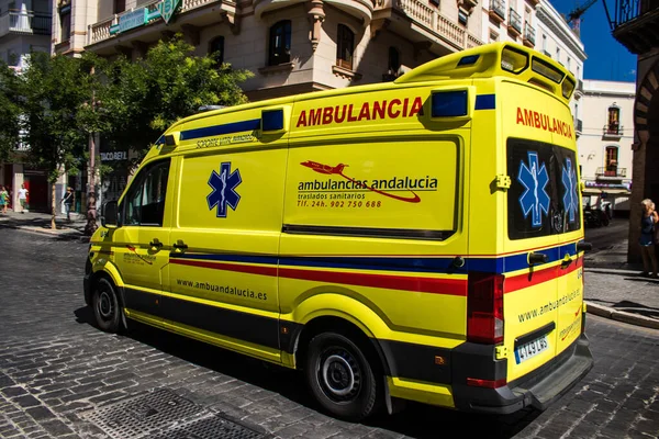 スペインのセビリア 2022年6月25日スペインを襲ったコロナウイルス発生の間 セビリアの通りで救急車が回転しています — ストック写真