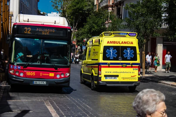 Seville, İspanya - 25 Haziran 2022 Ambulans İspanya 'yı vuran koronavirüs salgını sırasında Sevilla sokaklarında yuvarlandı