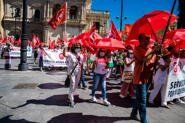 2022年6月25日 西班牙塞维利亚市中心 在西班牙爆发的禽流感爆发期间 从事个人援助的员工和帮佣工人参加了一场示威活动 — 图库照片