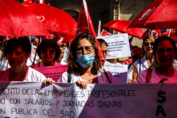 Sevilla İspanya 25 Haziran 2022 Personel ve personel İspanya 'da meydana gelen koronavirüs salgını sırasında Seville şehir merkezinde gerçekleştirilen gösteride kişisel yardımda bulunuyorlar.