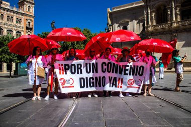 Sevilla İspanya 25 Haziran 2022 Personel ve personel İspanya 'da meydana gelen koronavirüs salgını sırasında Seville şehir merkezinde gerçekleştirilen gösteride kişisel yardımda bulunuyorlar.