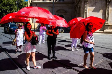 Sevilla İspanya 25 Haziran 2022 Personel ve personel İspanya 'da meydana gelen koronavirüs salgını sırasında Seville şehir merkezinde gerçekleştirilen gösteride kişisel yardımda bulunuyorlar.