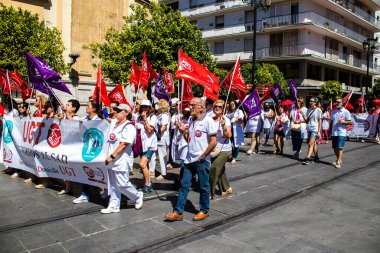 Sevilla İspanya 25 Haziran 2022 Personel ve personel İspanya 'da meydana gelen koronavirüs salgını sırasında Seville şehir merkezinde gerçekleştirilen gösteride kişisel yardımda bulunuyorlar.