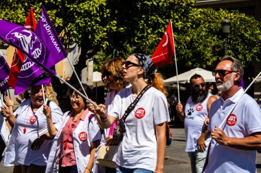 Sevilla İspanya 25 Haziran 2022 Personel ve personel İspanya 'da meydana gelen koronavirüs salgını sırasında Seville şehir merkezinde gerçekleştirilen gösteride kişisel yardımda bulunuyorlar.